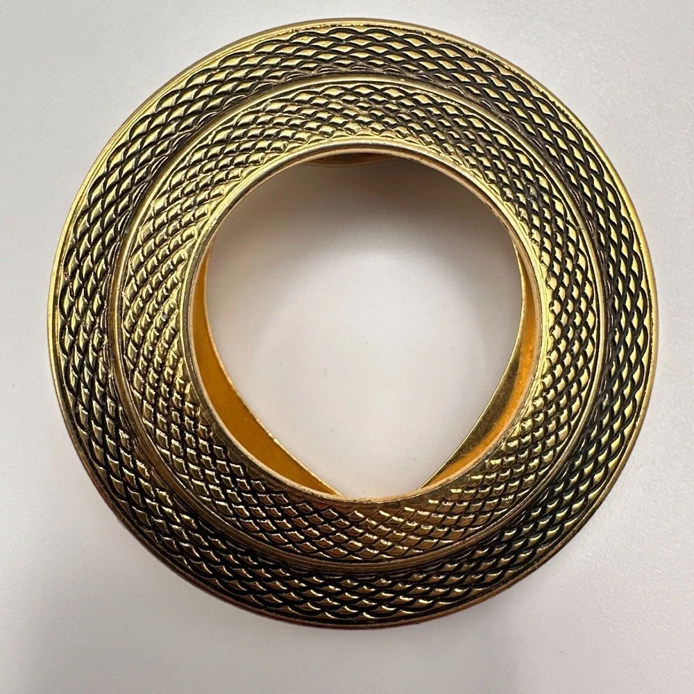 Vintage 80s 90s Lieba USA‎ Gold Tone Textured Round Scarf Clip Accessory Fashion